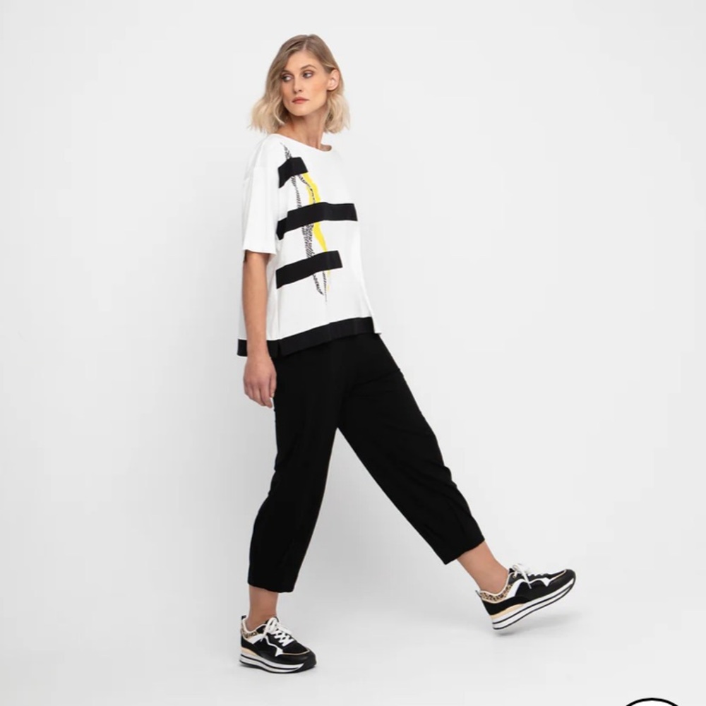 OZAI N KU | CROPPED SLIM PANTS IN BLACK